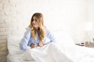 L4 online na&nbsp;bolesną miesiączkę lub zaostrzenie endometriozy – kiedy objawy uniemożliwiają pracę